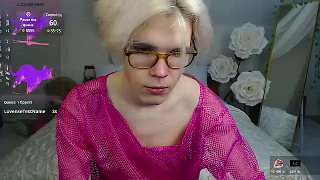 Snapshot of LouiseCoke chatting on March 19, 2025, 5:06 pm LouiseCoke online show from March 19, 2025, 5:06 pm