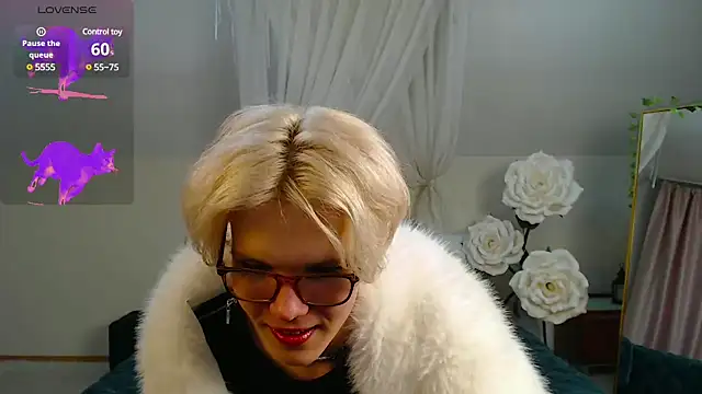 Snapshot of LouiseCoke chatting on March 7, 2025, 9:17 pm LouiseCoke online show from March 7, 2025, 9:17 pm