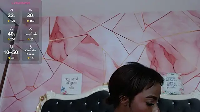 Snapshot of LindaBird chatting on February 3, 2026, 11:21 pm LindaBird online show from February 3, 2026, 11:21 pm