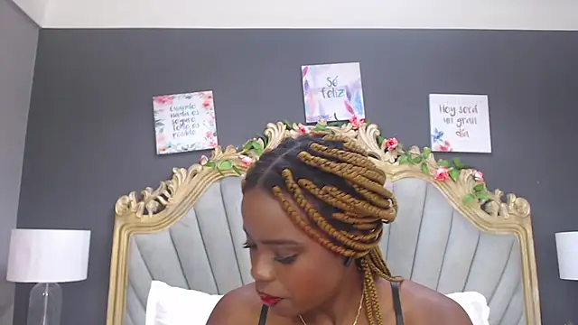 Snapshot of LindaBird chatting on February 26, 2025, 1:36 am LindaBird online show from February 26, 2025, 1:36 am