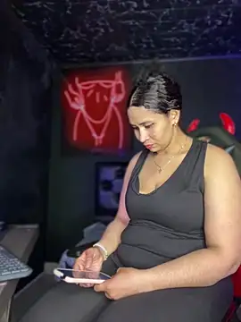 Snapshot of Carola-Ross chatting on March 8, 2025, 6:10 am Carola-Ross online show from March 8, 2025, 6:10 am