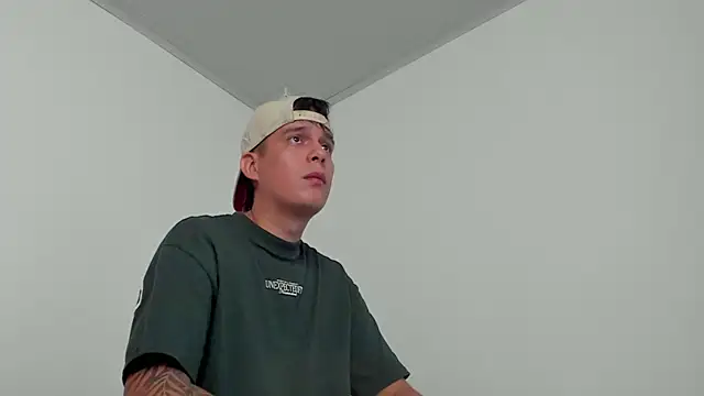 hugosan12 online show from February 15, 2025, 3:06 pm