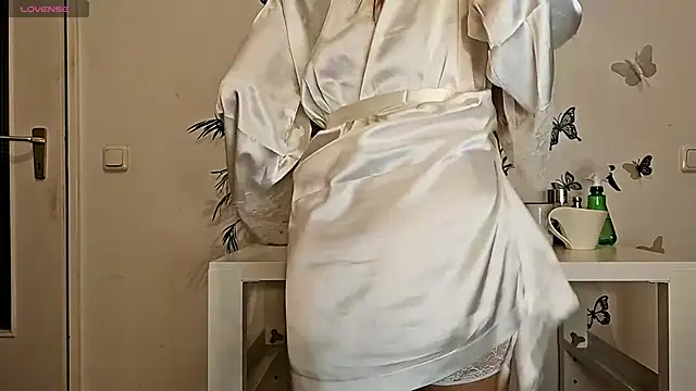 Snapshot of MikkiLove19 chatting on February 13, 2025, 10:54 pm MikkiLove19 online show from February 13, 2025, 10:54 pm