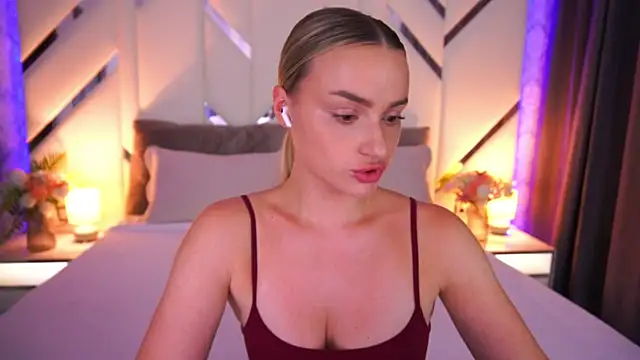 LindsieGreyy online show from July 14, 2026, 1:17 pm