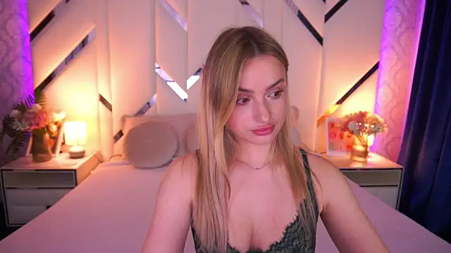 LindsieGreyy online show from May 10, 2026, 12:53 pm
