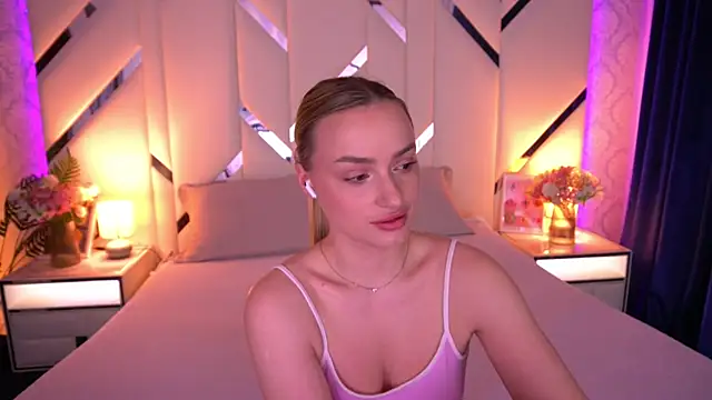 LindsieGreyy online show from May 7, 2026, 1:03 pm