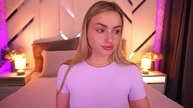 LindsieGreyy online show from June 25, 2026, 12:32 pm