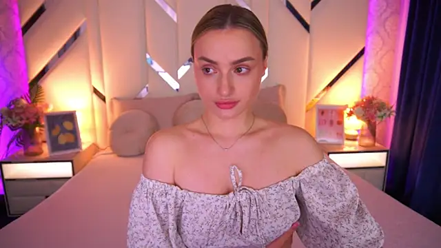 LindsieGreyy online show from May 13, 2026, 12:56 pm