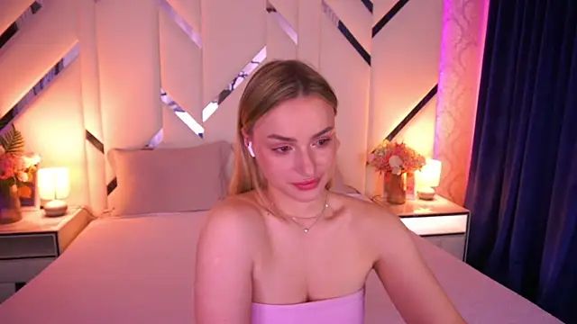 LindsieGreyy online show from May 4, 2026, 12:30 pm