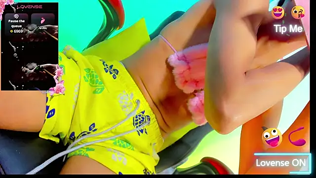 emelly horny  online show from October 25, 2025, 7:14 pm