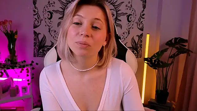 Snapshot of EllySunlover chatting on March 8, 2025, 9:06 am EllySunlover online show from March 8, 2025, 9:06 am