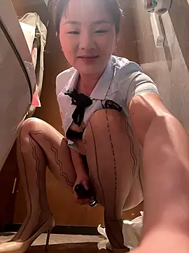 Snapshot of Mia-77 chatting on January 15, 2026, 9:34 am Mia-77 online show from January 15, 2026, 9:34 am