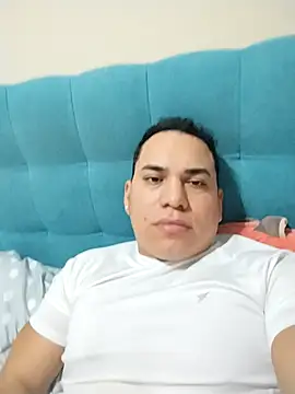 Snapshot of Aquilestengo chatting on December 17, 2025, 5:29 pm Aquilestengo online show from December 17, 2025, 5:29 pm