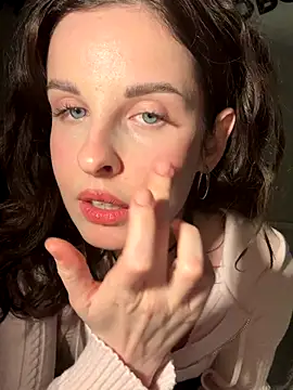 MollyBer online show from October 31, 2025, 7:32 pm