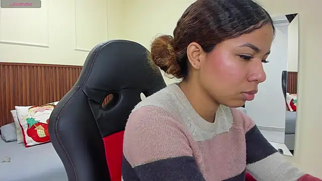 MELINAMARTINS online show from December 3, 2025, 7:24 pm