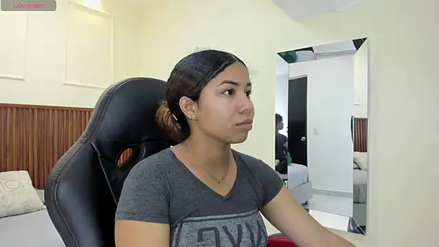 MELINAMARTINS online show from January 11, 2026, 7:21 pm