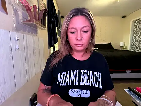 Snapshot of bossyroxy84 chatting on September 23, 2025, 8:38 pm bossyroxy84 online show from September 23, 2025, 8:38 pm