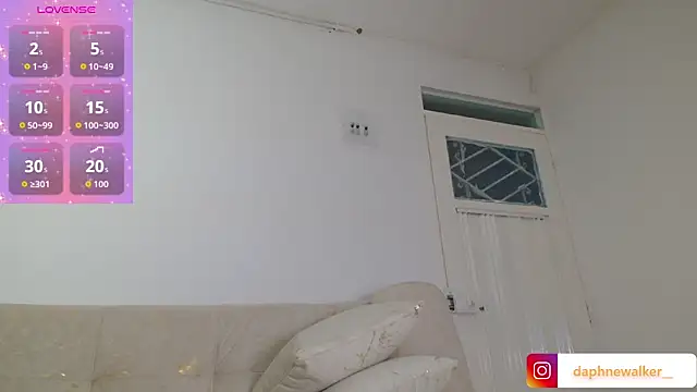 Snapshot of Daphnewalker__ chatting on October 9, 2025, 10:38 am Daphnewalker online show from October 9, 2025, 10:38 am