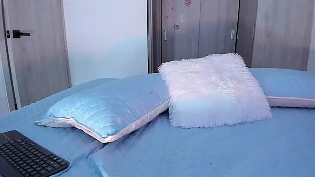 Snapshot of Emilia_08 chatting on February 26, 2025, 6:59 pm Emilia 08 online show from February 26, 2025, 6:59 pm