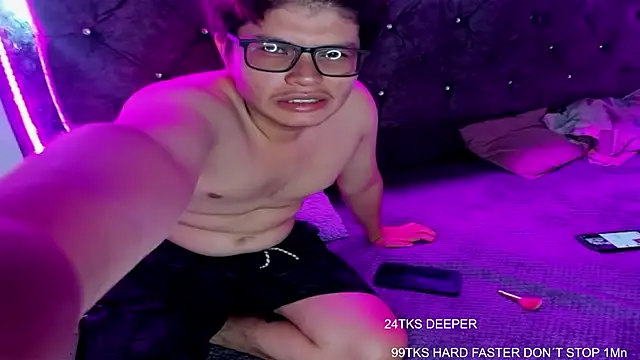 Snapshot of EmilyPacho_ chatting on October 12, 2025, 9:10 am EmilyPacho online show from October 12, 2025, 9:10 am
