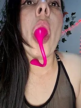 Snapshot of SamanthaGreen- chatting on October 19, 2025, 7:16 pm SamanthaGreen- online show from October 19, 2025, 7:16 pm