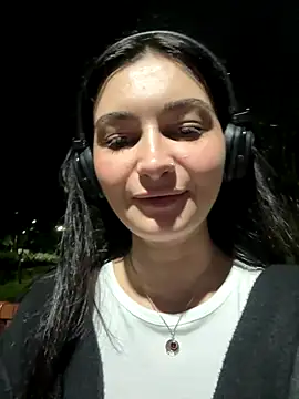 Snapshot of lunalovelee chatting on September 24, 2025, 2:34 pm lunalovelee online show from September 24, 2025, 2:34 pm