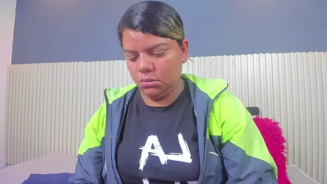 Aida-nicolle online show from September 12, 2025, 9:31 am