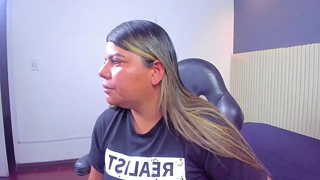 Aida-nicolle online show from September 15, 2025, 10:05 am