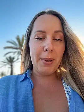 Snapshot of Mona_Plus chatting on May 11, 2026, 6:05 pm Mona Plus online show from May 11, 2026, 6:05 pm