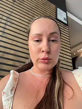 Snapshot of Mona_Plus chatting on May 31, 2026, 9:15 am Mona Plus online show from May 31, 2026, 9:15 am