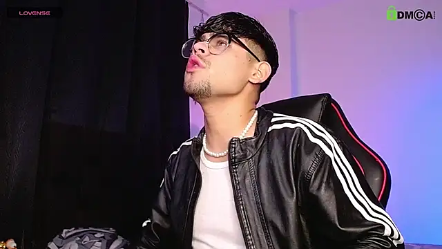 isaac-saenz online show from November 5, 2025, 10:35 pm