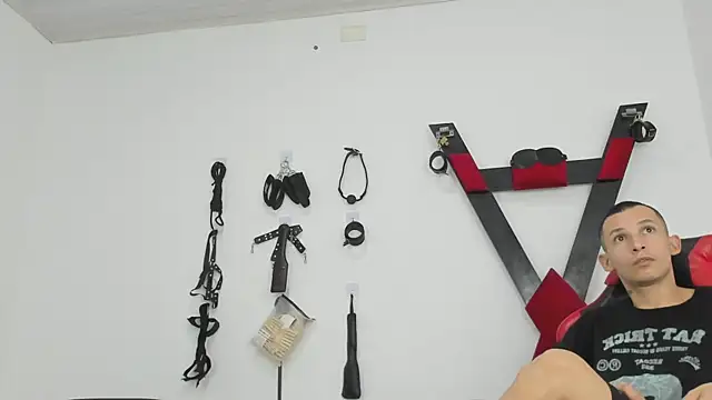 Isak Millan online show from November 6, 2025, 3:16 pm