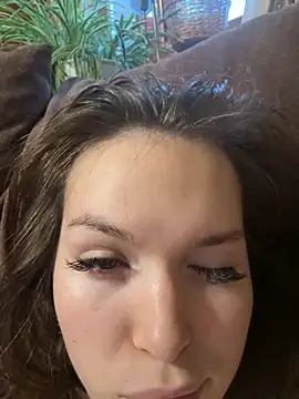 Snapshot of -Amora chatting on November 7, 2025, 12:21 pm -Amora online show from November 7, 2025, 12:21 pm