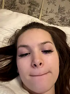 Snapshot of -Amora chatting on November 3, 2025, 12:20 pm -Amora online show from November 3, 2025, 12:20 pm