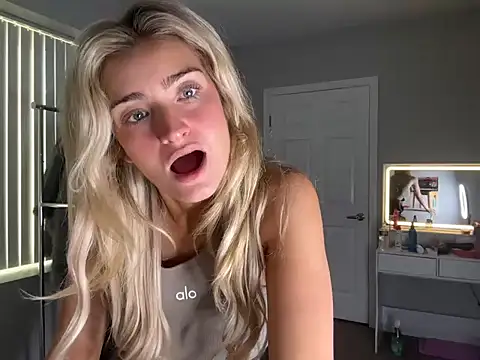 Snapshot of meggsworld chatting on October 1, 2025, 11:25 am meggsworld online show from October 1, 2025, 11:25 am