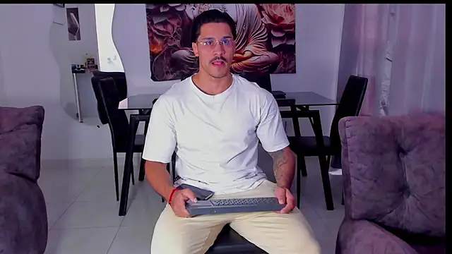 Snapshot of Valentino_Dosantos_ chatting on February 3, 2026, 8:14 pm Valentino Dosantos online show from February 3, 2026, 8:14 pm