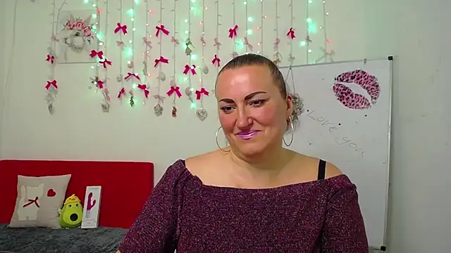 Snapshot of DianaMGG chatting on April 7, 2026, 5:31 am DianaMGG online show from April 7, 2026, 5:31 am