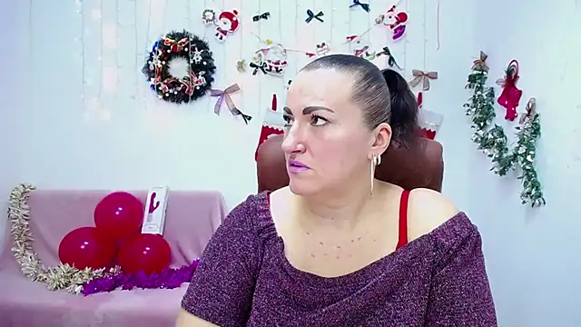 Snapshot of DianaMGG chatting on December 19, 2025, 6:32 pm DianaMGG online show from December 19, 2025, 6:32 pm