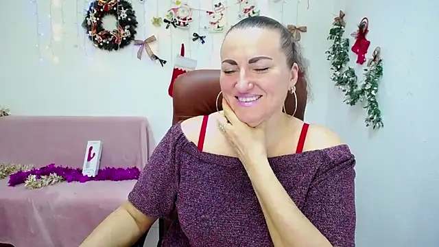 Snapshot of DianaMGG chatting on December 18, 2025, 6:45 pm DianaMGG online show from December 18, 2025, 6:45 pm