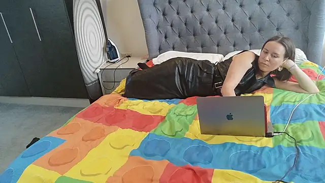 Snapshot of eatmypie69 chatting on April 13, 2026, 9:57 am eatmypie69 online show from April 13, 2026, 9:57 am