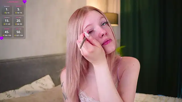 Snapshot of EdlaHewell chatting on April 1, 2026, 1:08 am EdlaHewell online show from April 1, 2026, 1:08 am