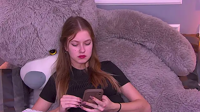 Snapshot of EveMundie chatting on February 19, 2025, 4:11 pm EveMundie online show from February 19, 2025, 4:11 pm