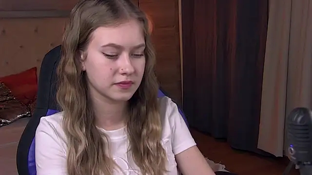 Snapshot of EveMundie chatting on February 21, 2025, 3:32 pm EveMundie online show from February 21, 2025, 3:32 pm