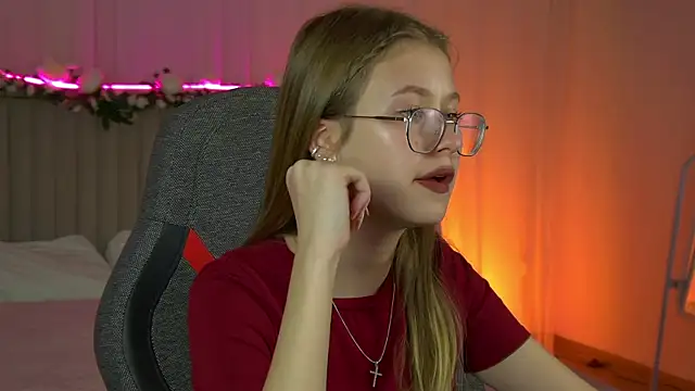Snapshot of EveMundie chatting on September 30, 2025, 12:11 pm EveMundie online show from September 30, 2025, 12:11 pm