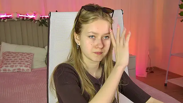 Snapshot of EveMundie chatting on May 9, 2026, 9:34 am EveMundie online show from May 9, 2026, 9:34 am