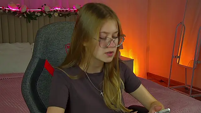 Snapshot of EveMundie chatting on September 18, 2025, 10:07 am EveMundie online show from September 18, 2025, 10:07 am