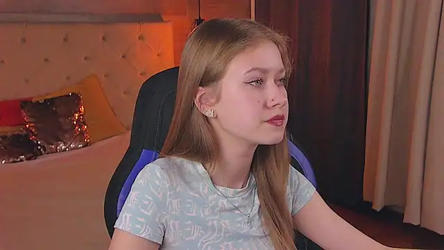 Snapshot of EveMundie chatting on March 12, 2025, 3:40 pm EveMundie online show from March 12, 2025, 3:40 pm