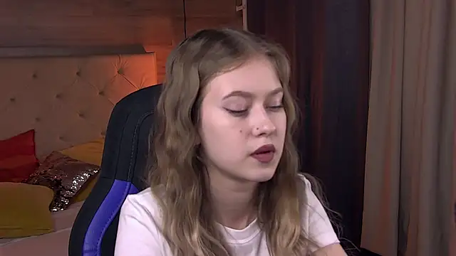 Snapshot of EveMundie chatting on February 21, 2025, 12:27 pm EveMundie online show from February 21, 2025, 12:27 pm
