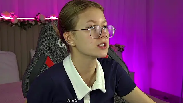 Snapshot of EveMundie chatting on September 9, 2025, 12:14 pm EveMundie online show from September 9, 2025, 12:14 pm