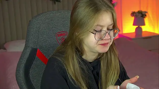 EveMundie online show from October 18, 2025, 9:55 am